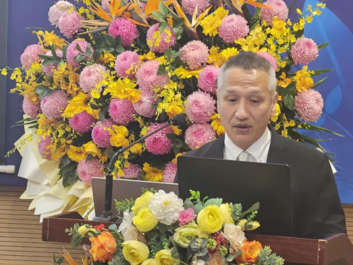  GS Nakaya Fumio trình bày tham luận tại sự kiện. 