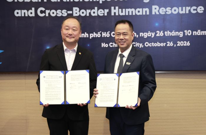  Đại diện Trường ĐH Sư phạm TPHCM và Đại học Quốc gia Kongju (Hàn Quốc) trao văn bản ghi nhớ hợp tác. 