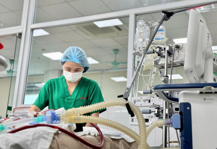 Nam bệnh nhân 23 tuổi không có bệnh nền, nguy kịch do sốt xuất huyết, phải thở máy và can thiệp ECMO. Ảnh: ĐẶNG THANH