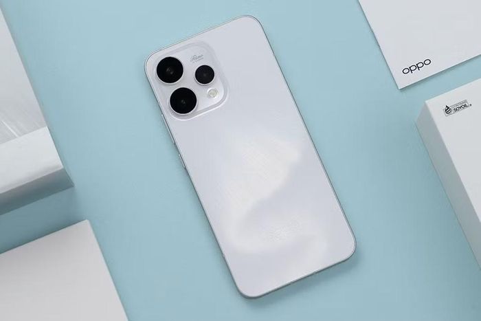 Không chỉ sở hữu hiệu năng ổn định, OPPO Reno15 5G còn được trang bị màn hình 6,59 inch độ phân giải 1.5K cho chất lượng hiển thị sắc nét, trở thành lựa chọn đáng cân nhắc với những người vừa muốn chiến game mượt mà vừa yêu cầu trải nghiệm hình ảnh ấn tượng trong tầm giá dưới 15 triệu đồng.