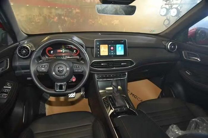 So với xe sản xuất mới, MG HS số VIN 2024 sở hữu thiết kế và trang bị không khác biệt. Tuy nhiên, xe sẽ bị mất giá hơn khi bán lại.