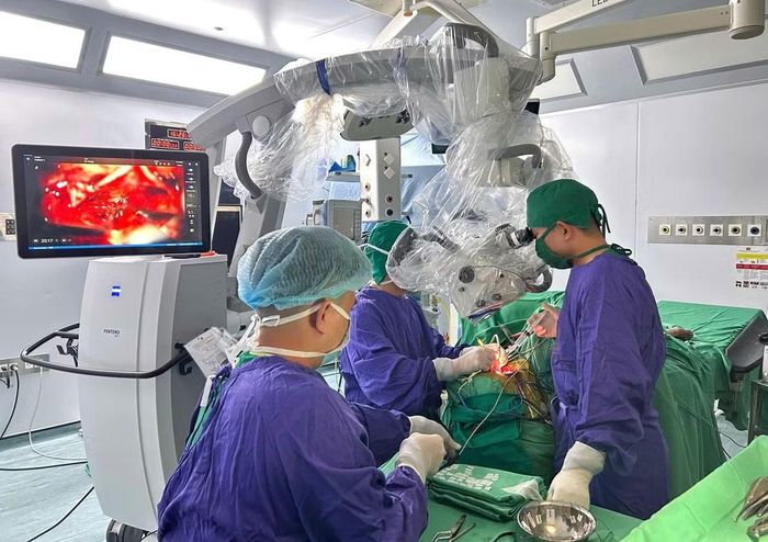 Kíp phẫu thuật thao tác dưới kính vi phẫu ZEISS PENTERO 800 S; hình ảnh phẫu trường 4K được hiển thị trực tiếp trên màn hình phòng mổ - Ảnh BVCC