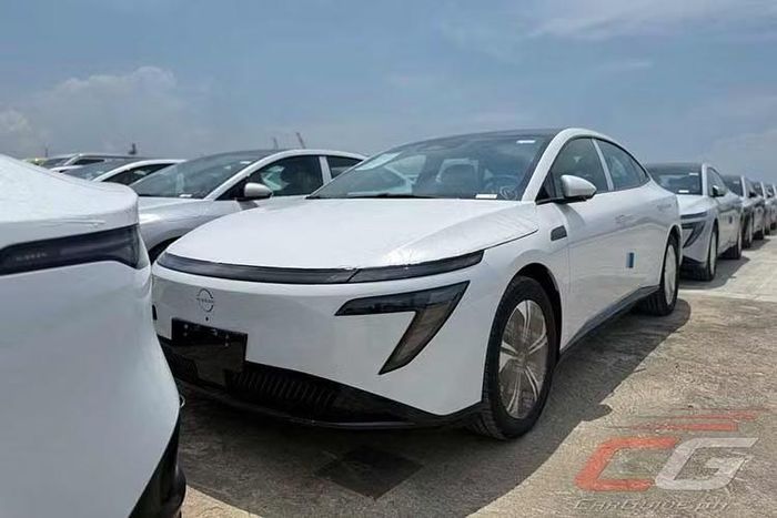 "Trái tim" của Nissan Primera EV là một mô-tơ điện duy nhất sản sinh công suất 215 mã lực và mô-men xoắn cực đại 305 Nm. Nguồn năng lượng được cung cấp bởi bộ pin có dung lượng 60 kWh, cho phạm vi hoạt động khoảng 500 km. Giá bán của Nissan Navara Pro PHEV và Primera EV tại thị trường Philippines hiện vẫn còn là một ẩn số.