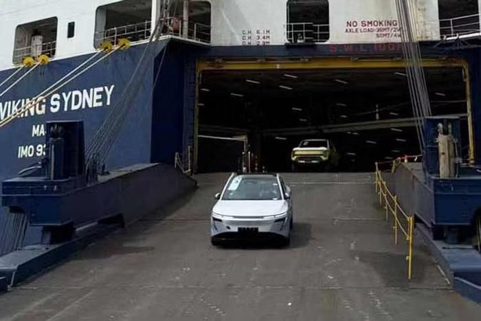 Trong khi đó, Nissan Primera EV đánh dấu sự trở lại của một tên tuổi quen thuộc sau 18 năm vắng bóng. Trong lần trở lại này, xe xuất hiện dưới dạng sedan cỡ trung chạy hoàn toàn bằng điện. Tương tự Navara Pro PHEV, Nissan Primera EV cũng là phiên bản đổi tên của một mẫu xe đang bán tại Trung Quốc, đó là N7.