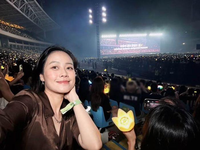 MC Phí Linh bày tỏ sự hào hứng trước không khí tại Mỹ Đình. Cô viết: “Bầu trời lộng gió Mỹ Đình 2 hôm nay đón tiếp các bạn ổn quá phải không? Kính nể các bạn thật đấy! Xao xuyến quá đi thôi. Cảm ơn người chị màu hồng của tôi đã dành tặng vé”.