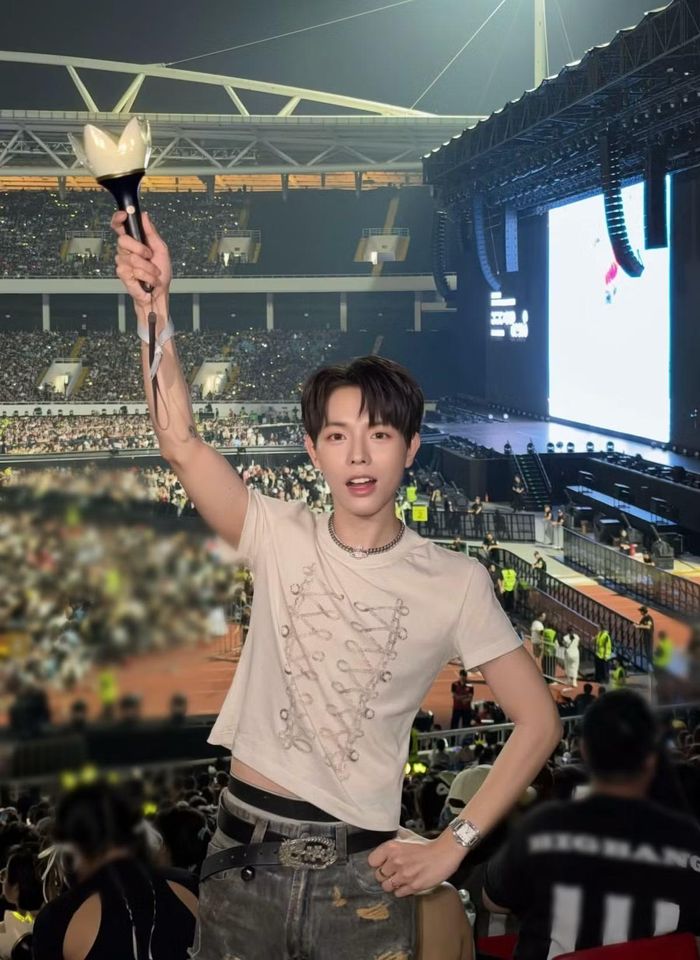 Đức Phúc cũng không giấu được sự phấn khích sau khi thưởng thức màn trình diễn của BigBang. Nam ca sĩ viết: “Đỉnh lắm mọi người ơi. Trải nghiệm tuyệt vời”.