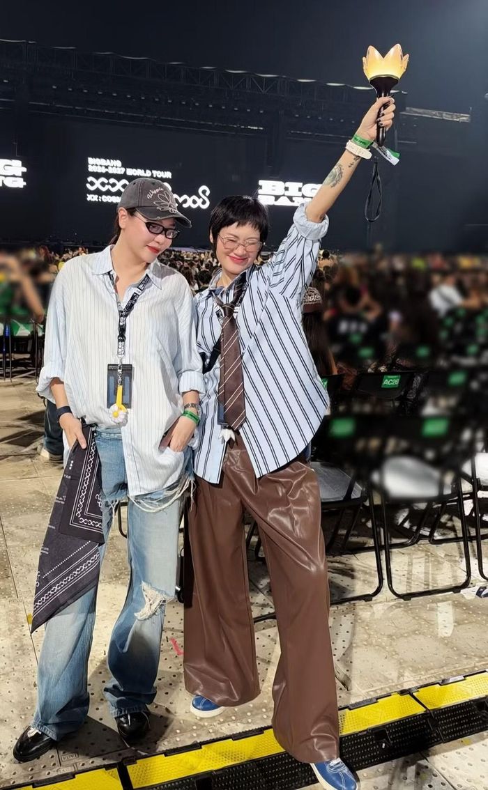 Đàm Thu Trang (trái) cũng chia sẻ cảm xúc khi tham dự đêm nhạc: “20 năm, BigBang, VIP vẫn ở đây”. Dòng trạng thái ngắn gọn thể hiện sự gắn bó của cô với nhóm nhạc và cộng đồng người hâm mộ sau nhiều năm.