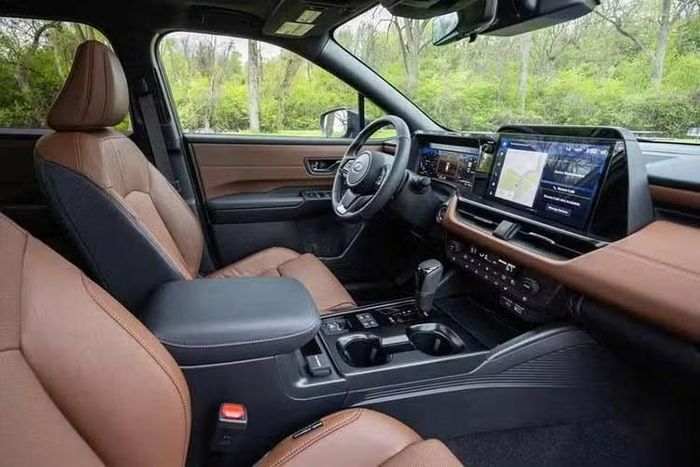 Trong năm 2025, Premium là phiên bản có giá thấp nhất của dòng xe Subaru Outback. Tuy nhiên, việc bổ sung phiên bản tiêu chuẩn mới đã đẩy Premium lên một bậc. Subaru tăng phí vận chuyển và giao xe cho đời 2027, qua đó xóa bỏ lợi thế giảm giá 225 USD của phiên bản Premium. Kết quả là phiên bản này có giá 36.540 USD, cao hơn 95 USD so với năm ngoái.