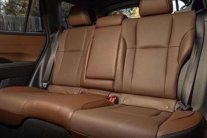 Nếu nâng cấp lên Outback Limited, khách hàng sẽ tiết kiệm được 1.625 USD so với năm ngoái. Với giá bán mới là 41.540 USD, bản Limited có thêm những trang bị bổ sung gồm hệ thống dẫn đường, cần gạt nước tự động, sạc điện thoại không dây, sưởi vô lăng, cửa sổ trời chỉnh điện, ghế bọc da thật, hệ thống âm thanh Harman Kardon 12 loa, sưởi ghế sau và ghế hành khách phía trước chỉnh điện 8 hướng.