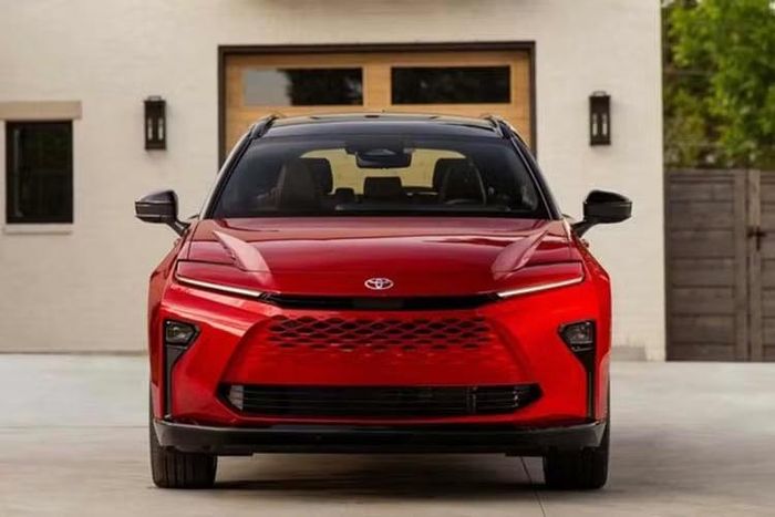 Nằm ở tầm phân khúc cao hơn các dòng crossover phổ thông như Corolla Cross, Crown Signia tiếp tục khẳng định vị thế xe SUV tiệm cận hạng sang của Toyota. Xe dự kiến sẽ bắt đầu có mặt tại các đại lý vào cuối năm 2026.