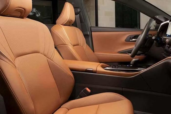 Sức mạnh của Toyota Crown Signia 2027 vẫn đến từ hệ thống hybrid với động cơ 4 xi-lanh dung tích 2.5L, cho tổng công suất 238 mã lực. Tất cả các phiên bản đều được trang bị tiêu chuẩn hệ dẫn động bốn bánh toàn thời gian điện tử On-Demand của Toyota.