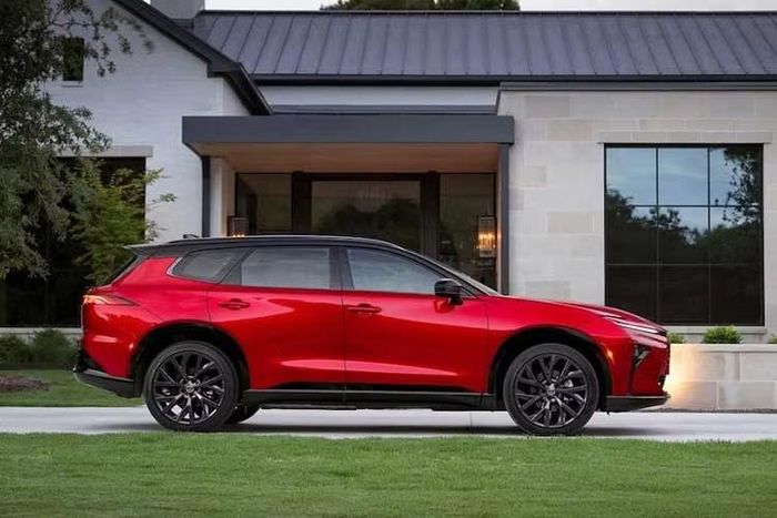 Điểm thay đổi đáng chú ý nhất trên mẫu xe SUV Toyota Crown Signia phiên bản 2027 này nằm ở bản cao cấp Limited, khi gói công nghệ Advanced Technology Package chuyển từ tùy chọn trả phí thành trang bị tiêu chuẩn.