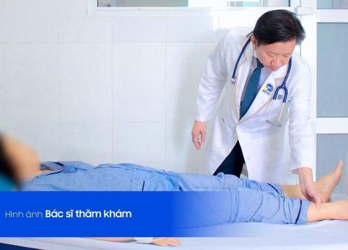 Bác sĩ thăm khám cho bệnh nhân - Ảnh BVCC