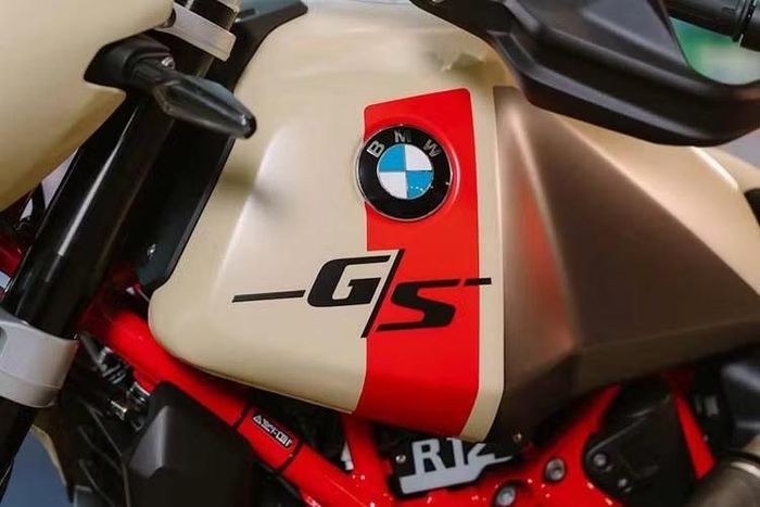 BMW R 12 G/S sở hữu cấu hình vành căm 21 inch ở phía trước và 17 inch ở phía sau. Gói tùy chọn Enduro Package Pro nâng cấp vành sau lên 18 inch để tăng khả năng vượt địa hình.