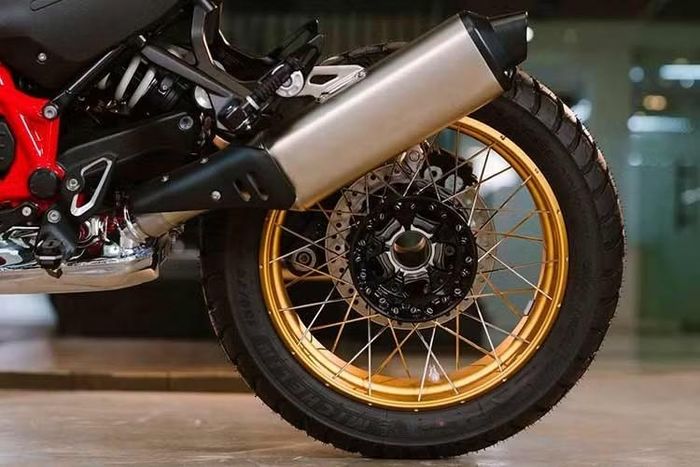 Tính công thái của xe được thiết kế cho cả nhu cầu đi lại hằng ngày lẫn địa hình chuyên nghiệp. Yên đơn phẳng tiêu chuẩn có chiều cao 860mm (lên 875mm khi dùng gói Enduro Package Pro với vành sau 18 inch).