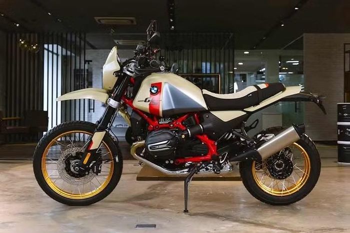 BMW R 12 G/S 2026 đánh dấu sự trở lại của phong cách enduro cổ điển, lấy cảm hứng trực tiếp từ mẫu BMW R 80 G/S huyền thoại xuất hiện lần đầu năm 1980. Xe tái hiện tinh thần off-road nguyên bản nhưng tích hợp hàng loạt công nghệ hiện đại, nổi bật với hành trình phuộc dài, vành căm nan hoa và ốp đầu xe gọn gàng.