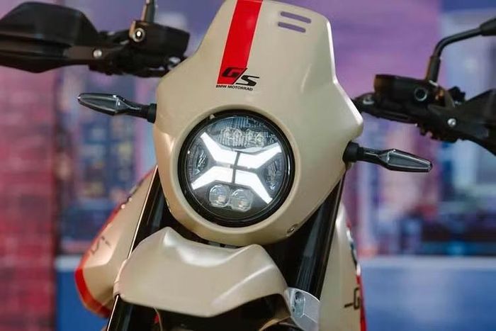 Khung xe của BMW R 12 G/S 2026 là dạng thép ống trellis với phần khung sau bắt gá vào khung chính bằng bu-lông. Góc đặt cổ xe được nâng cao và đẩy về phía trước nhằm tối ưu tư thế lái cũng như tăng góc đánh lái.