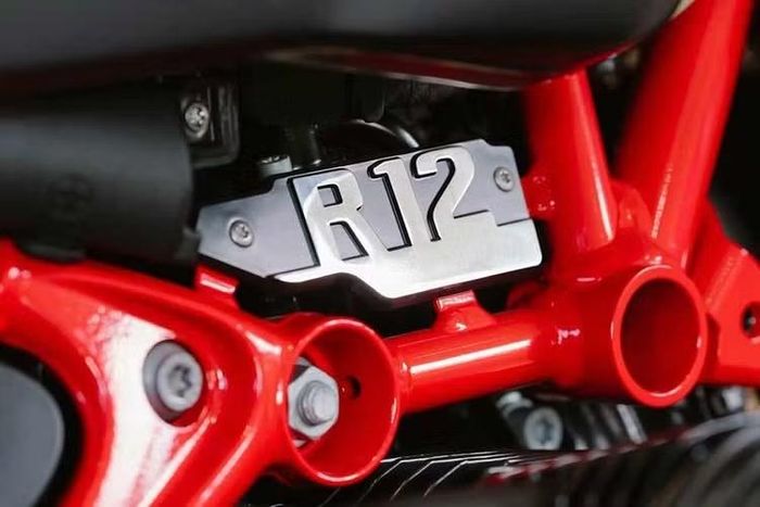 Khách hàng có thể chọn yên đôi Pillion Package hoặc yên Rallye nâng chiều cao thêm 20mm. Khung sau có sẵn hai móc thép gia cố để buộc đồ. Để gác chân tiêu chuẩn có răng cưa chống trượt, trong khi gói Enduro Package Pro bổ sung gác chân bản rộng với ba hàng đinh nhọn cùng gù nâng ghi-đông cao thêm 20mm.