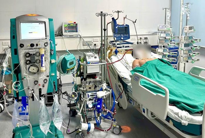 Bệnh nhân được sử dụng ECMO để duy trì sự sống - Ảnh BVCC