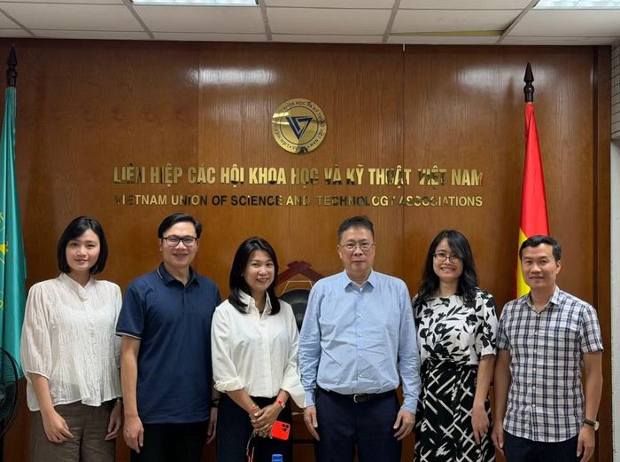 Chủ tịch VUSTA Châu Văn Minh và Chủ tịch AVSE Global Nguyễn Đức Khương trao đổi về triển vọng hợp tác giữa hai bên.