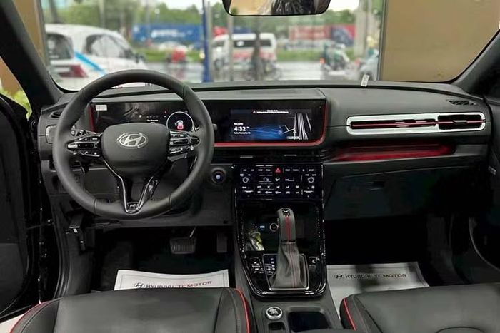 Về an toàn, phiên bản này sở hữu gói hỗ trợ lái Hyundai SmartSense với các tính năng như kiểm soát hành trình thích ứng, hỗ trợ phòng tránh va chạm phía trước...