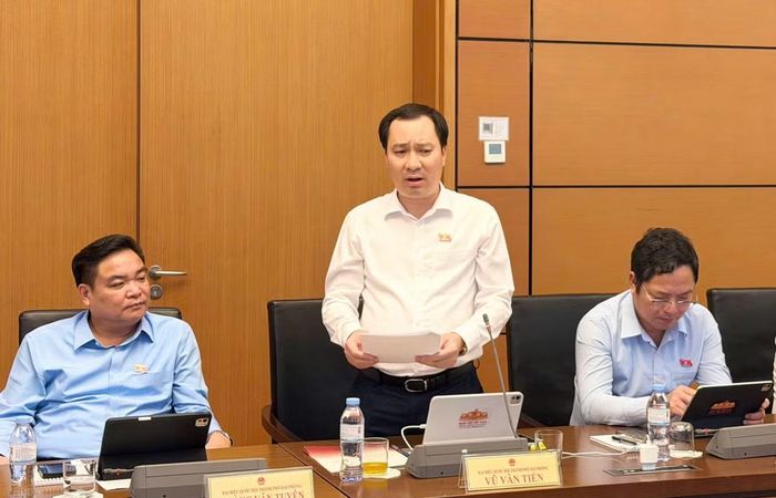 Đại biểu Vũ Văn Tiến.