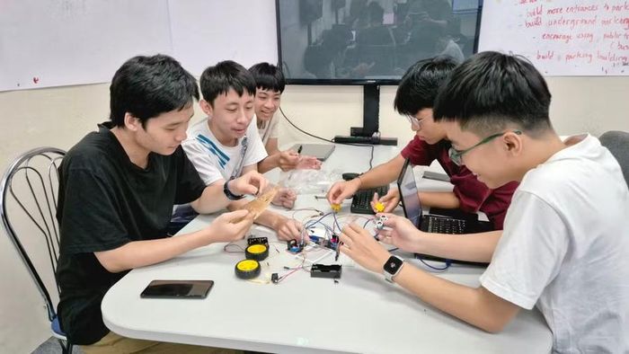 Học sinh các trường THPT ở Đà Nẵng tham gia khóa học mùa hè: Lập trình cho Mobile Robot tại Trường Đại học Bách khoa - Đại học Đà Nẵng. Ảnh: NTCC