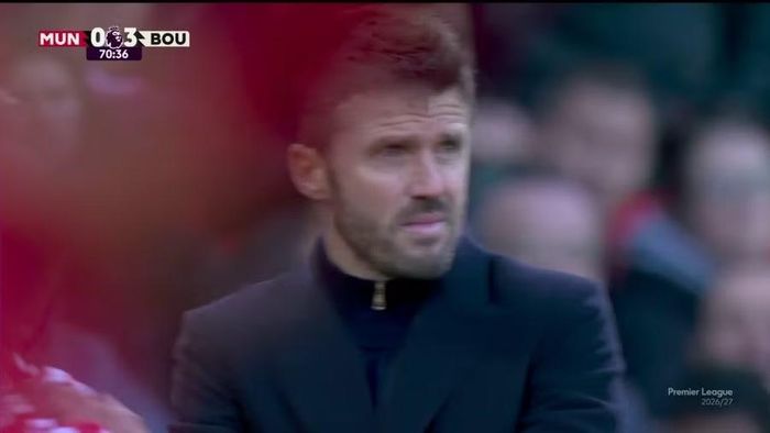 Vẻ mặt của HLV Michael Carrick trông như sắp khóc sau khi Bournemouth ghi bàn thắng thứ ba. Ảnh: PREMIER LEAGUE.