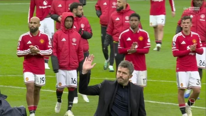 HLV Michael Carrick dường như đang nói lời tạm biệt với những người hâm mộ trung thành tại Old Trafford. Ảnh: SKY SPORTS.