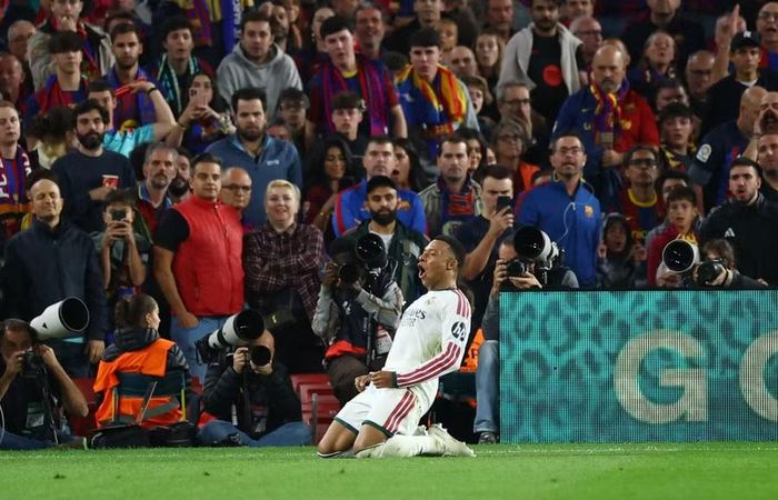 Tiền đạo Kylian Mbappe ăn mừng cú đúp giúp Real Madrid thắng Barca 2-1 ở vòng 10 La Liga rạng sáng 26/10 (giờ Hà Nội). Ảnh: Reuters.