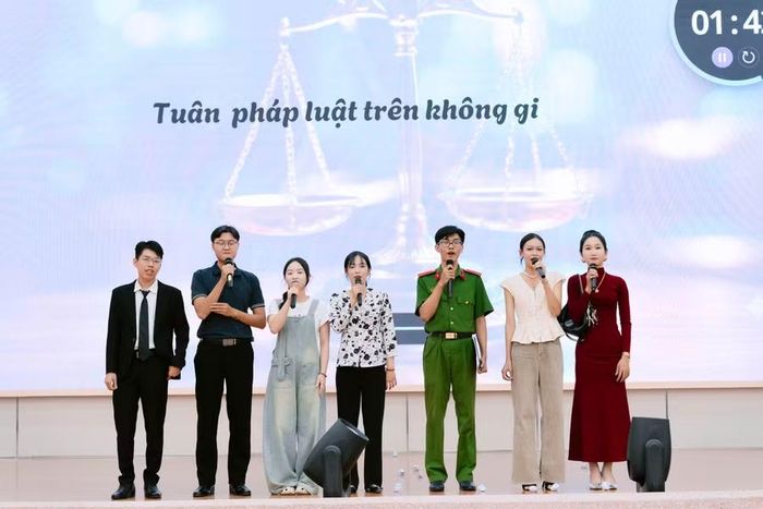Điểm nhấn của CyberLaw Challenge 2026 là hình thức thi đấu đa dạng, kết hợp hài hòa giữa tri thức pháp luật, năng lực sáng tạo và khả năng xử lý tình huống qua 3 vòng thi.
