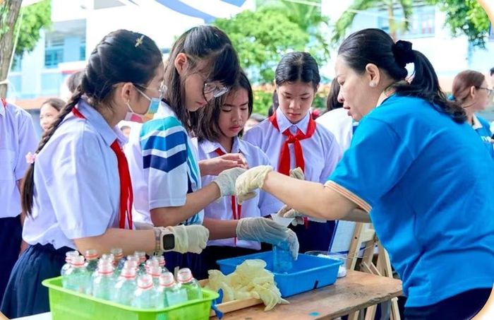 Học sinh Trường THCS Trần Văn Ơn trong một hoạt động STEM.