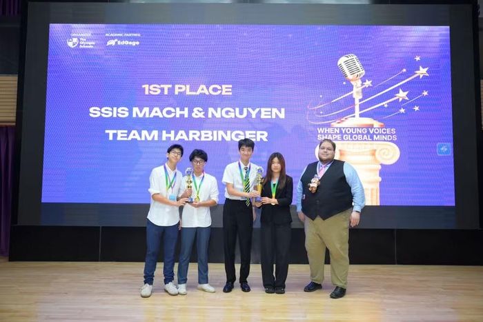 Trao giải nhất bảng mở rộng THPT tranh biện Public Forum.