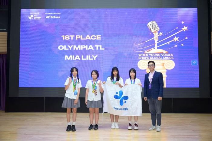 Trao giải nhất bảng Junior THCS tranh biện Public Forum.