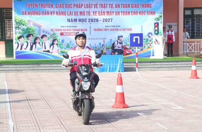 Học sinh thực hành các tình huống tham gia giao thông dưới sự hướng dẫn của cán bộ CSGT.