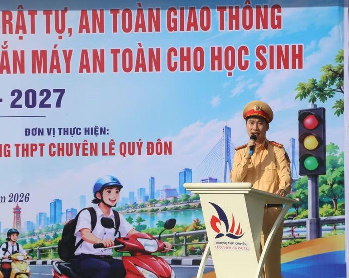 Thượng uý Lê Thế Việt, cán bộ Phòng CSGT Công an tỉnh phổ biến các quy định về tham gia giao thông an toàn.