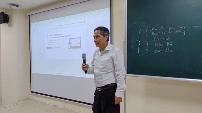 PGS.TS. Ngô Tứ Thành trong giờ dạy.