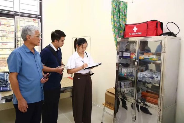 Công tác kiểm tra tủ thuốc và các điều kiện y tế học đường tại Trường Phổ thông nội trú Tiểu học và THCS Tam Lư, phục vụ công tác chăm sóc sức khỏe học sinh nội trú, bán trú.