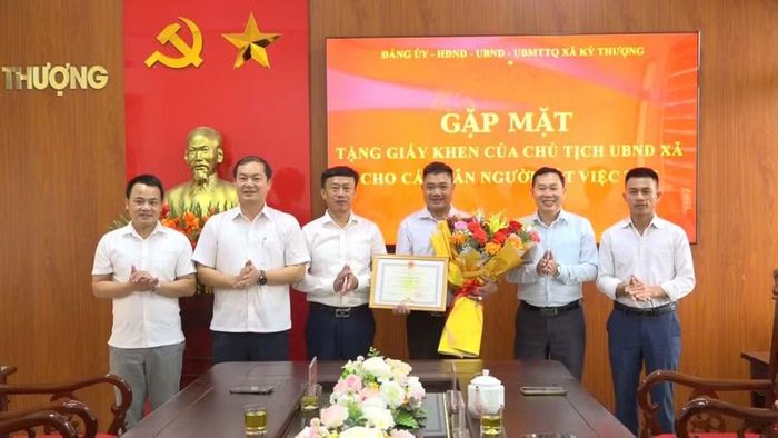 Xã Kỳ Thượng khen thưởng anh Nguyễn Hữu Phước.