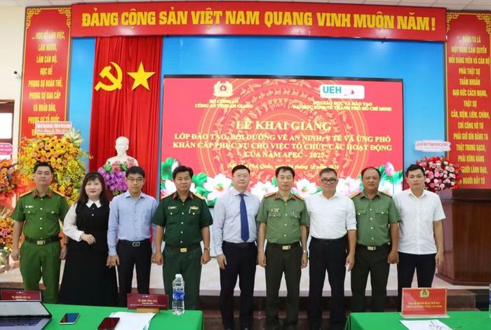 Các đại biểu chụp ảnh lưu niệm.