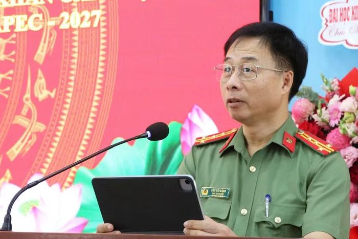 Đại tá Đào Hải Đăng, Phó Giám đốc Công an tỉnh An Giang, phát biểu tại buổi lễ khai giảng.