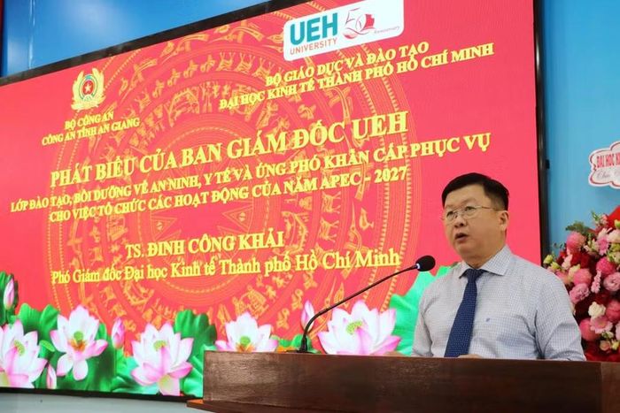 TS Đinh Công Khải, Phó Giám đốc Đại học Kinh tế TPHCM, phát biểu tại buổi lễ.