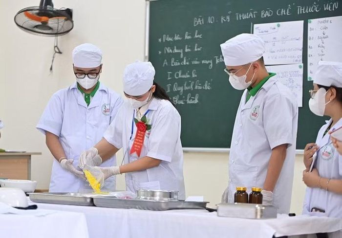 Giảng viên Trường Cao đẳng Dược Hà Nội thể hiện phần thi giảng với phương pháp giảng dạy tích hợp, gắn lý thuyết với thực tiễn nghề nghiệp.