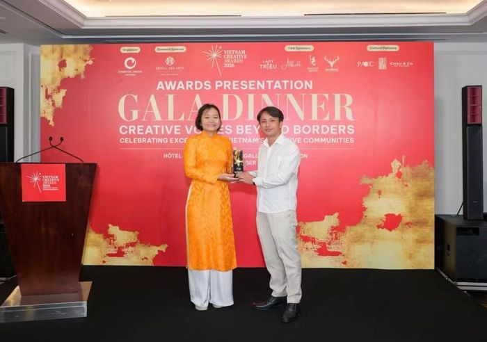 Họa sĩ trẻ Vương Lê được trao danh hiệu Winner Textile & Fiber Art và Winner Artist Of The Year 2026.
