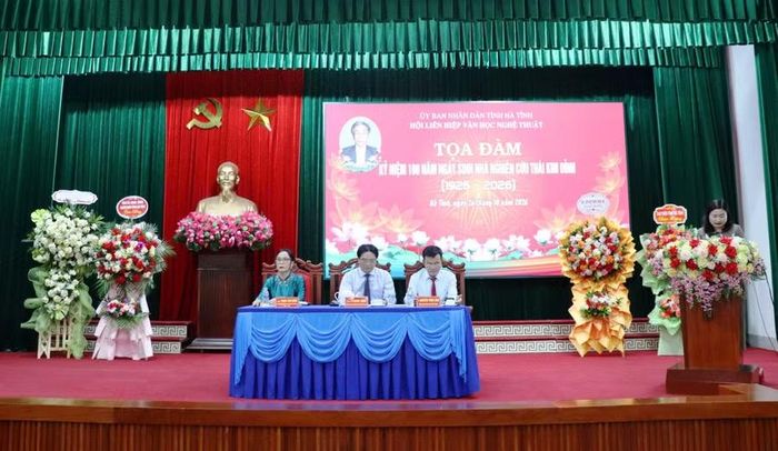 Các đại biểu chủ trì buổi tọa đàm.