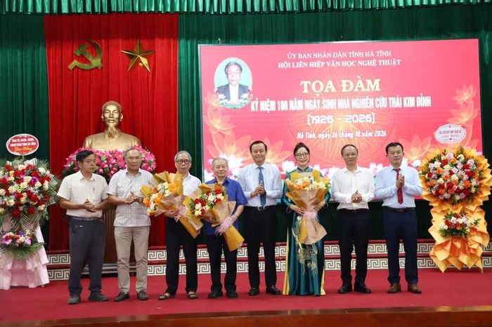 Ông Hà Văn Hùng - Trưởng ban Tuyên giáo Tỉnh ủy tặng hoa chúc mừng thành viên của Nhóm Địa phương học Hà Tĩnh.