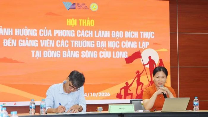 TS Nguyễn Thị Hảo, Trưởng khoa Khoa học Liên ngành, Trường Đại học Khoa học Xã hội và Nhân văn, đồng Chủ tọa Hội thảo, trả lời câu hỏi của các đại biểu.