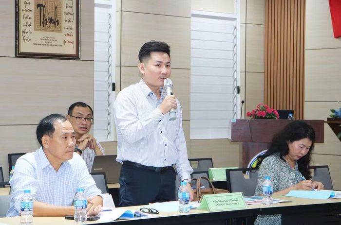 Đại diện Viện Khoa học giáo dục và Kinh tế Đông Nam Á đặt câu hỏi cho nhóm tác giả đề tài.