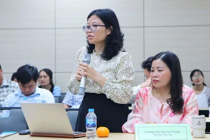 TS Phan Thị Thanh Huyền, Trưởng khoa Ngoại ngữ (AGU), đặt câu hỏi cho nhóm tác giả đề tài.