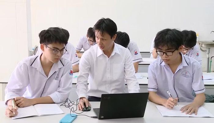 Thầy giáo Nguyễn Bá Tư cùng hai học sinh Mai Văn Khánh và Nguyễn Quang Dũng.